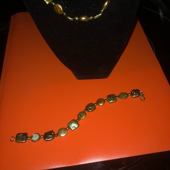 Dyed Pearl Necklace and Bracelet - 441 $50 or $45 w/offer - Picture 3 of 7